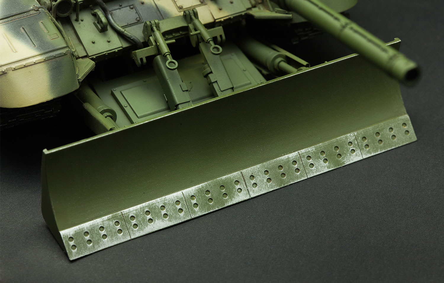 Russian Main Battle Tank T-90 w/TBS-86 Tank Dozer