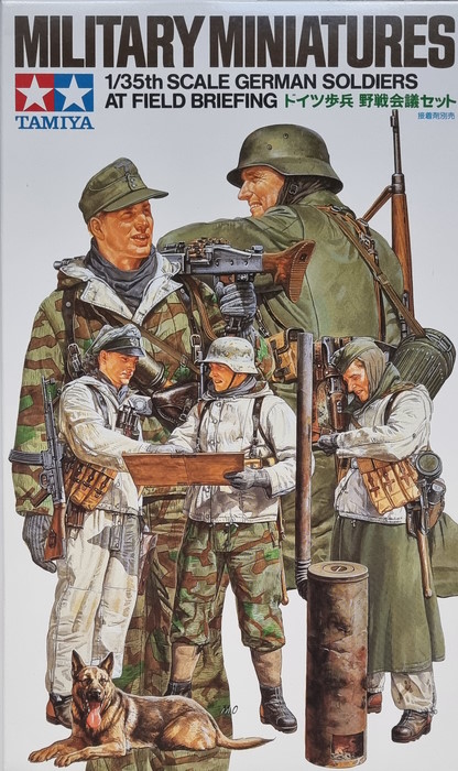 German Soldiers at Field Briefing - Deutsche Soldaten bei Einsatzbesprechung