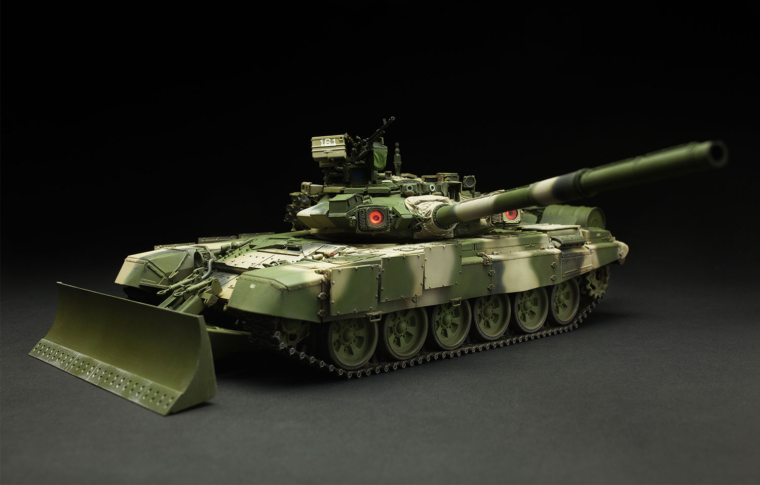 Russian Main Battle Tank T-90 w/TBS-86 Tank Dozer